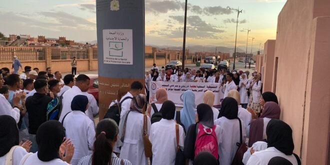 طلبة وخريجي معهد التمريض بورزازات يحتجون للمطالبة بإدماجهم وتعويضهم عن التداريب الاستشفائية