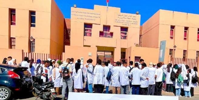ورزازات.. وقفة احتجاجية لخريجي معهد المهن التمريضية ومهنيي الصحة