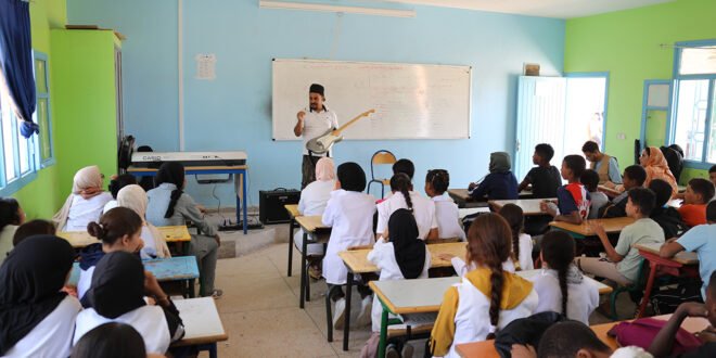 مدرسة جذور الصحراء الموسيقية تنفتح على المؤسسات التعليمية بالمحاميد