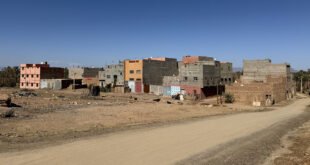 احتجاج ساكنة حي اسرير المشان زاكورة على غياب التزفيت.