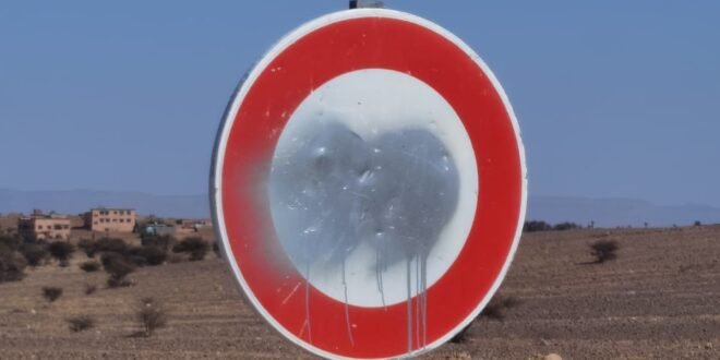 تخريب علامات التشوير بزاكورة يثير غضب السائقين بطريق “أغلا ودرار”