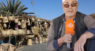 صانع تقليدي من زاكورة يصنع منتجات من جريد النخيل