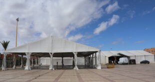 عمال يجهزون فضاءات الملتقى الوطني للواحات بزاكورة 2026.