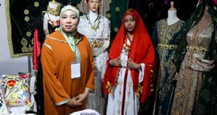 عرض اللباس التقليدي الدرعي في معرض زاكورة للصناعة التقليدية.