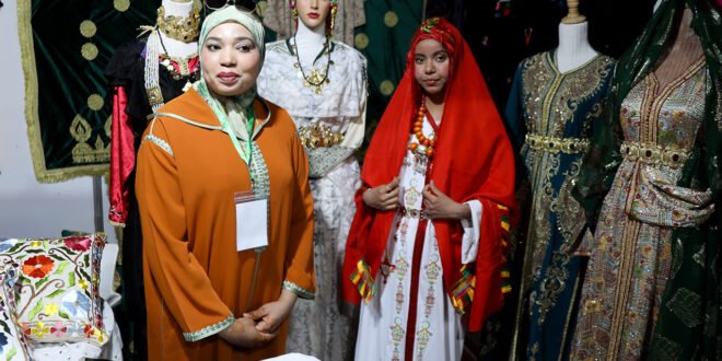 هكذا يتألق “اللباس الدرعي” في قلب معرض الصناعة التقليدية بزاكورة.