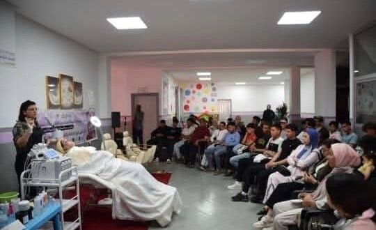 زاكورة: ملتقى الحلاقة والتجميل الأول يحتفي بإبداع النساء في ذكرى تأسيس التعاون الوطني