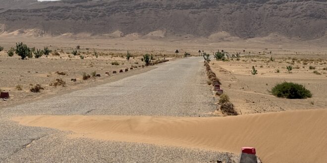 خطر.. زحف الرمال يحاصر مقطعاً طرقياً بجماعة الروحا