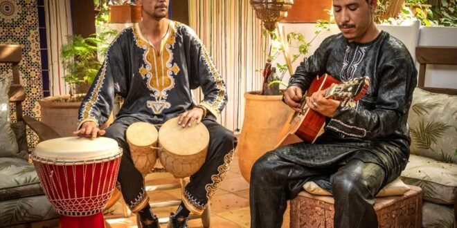 مجموعة “أوال نايتما زاكورة” تطلق ألبومها الأول “أكال” احتفاءً بالتراث الصحراوي والأمازيغي